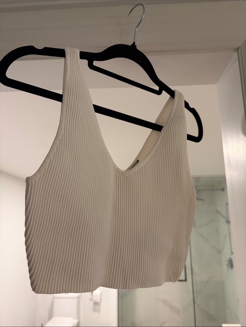 Babaton Ribbed V-Neck Crop Tank Top
